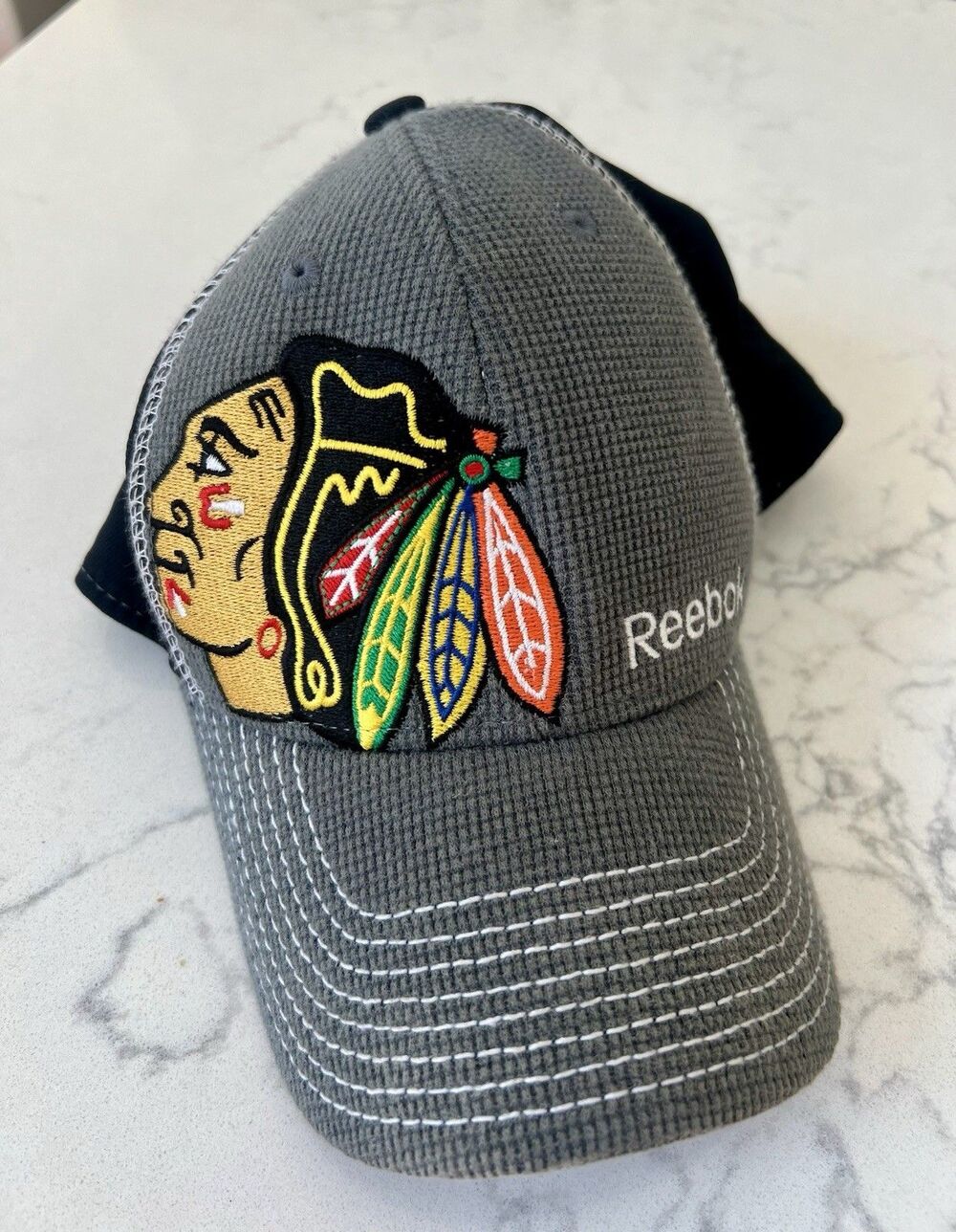 REEBOK Center Ice CHICAGO BLACKHAWKS NHL Flex Fitted Black Gray S/M